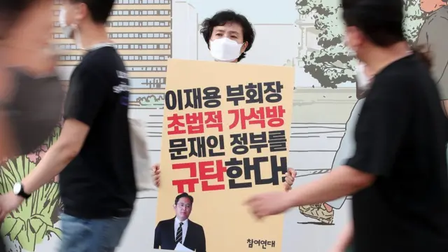 참여연대 관계자가 지난 10일 서울 광화문광장에서 이재용 삼성전자 부회장의 가석방 결정에 대한 문재인 정부를 규탄하는 1인 시위를 펼치고 있다