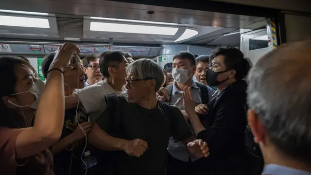 一些乘客与示威者发生争执，批评对方阻碍其他人上班。