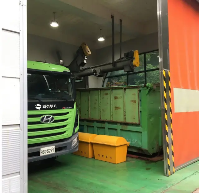 (캡션) 36일 끝에 만들어진 퇴비는 녹색 컨테이너에 담긴다