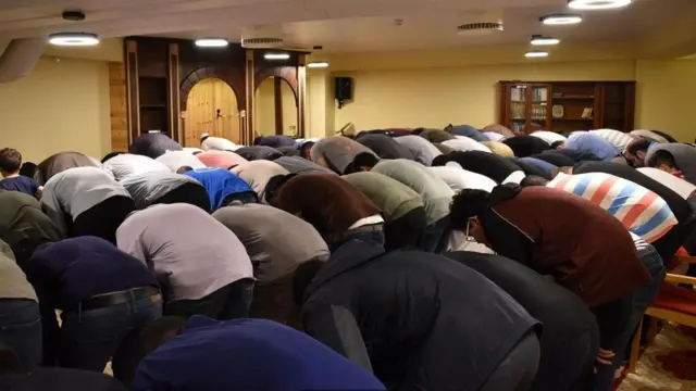 عدد من المسلمين يؤدون الصلاة