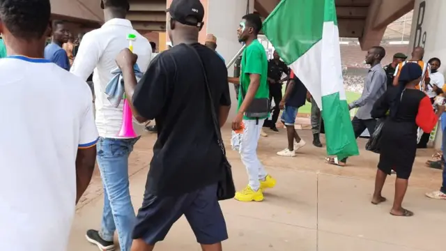 Nigerian supporters as dem dey enta stadium to go watch di match