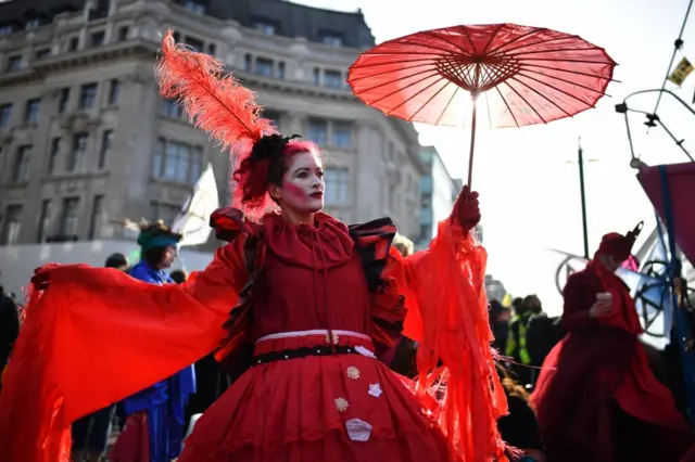 یکی از معترضان در مرکز لندن