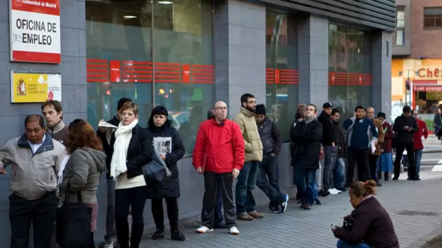 Una fila de personas en una oficina de empleo