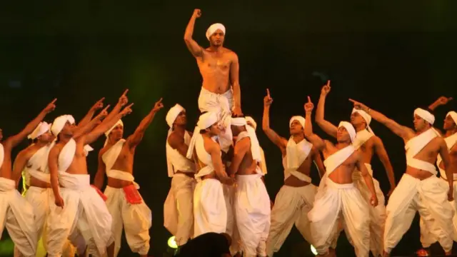 આદિવાસી નાયક બિરસા મુંડાની કથા નૃત્ય સ્વરૂપે રજૂ કરી રહેલા છત્તીસગઢના કલાકારો