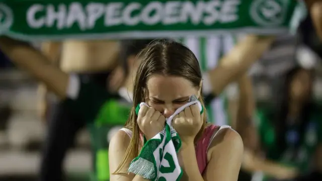 Hincha del Chapecoense llora tras la tragedia.