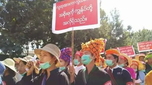 ဧဒင် ကုမ္ပဏီပိုင် ကျောက်မီးသွေးတွင်းကို တူးဖော်ဖို့ ရပ်ဆိုင်းရန် တီကျစ်ဒေသခံတွေ ဆန္ဒပြခဲ့စဉ်