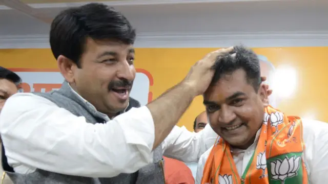 દિલ્હી ભાજપના અધ્યક્ષ મનોજ તિવારી (ડાબે) સાથે કપિલ મિશ્રાની તસવીર