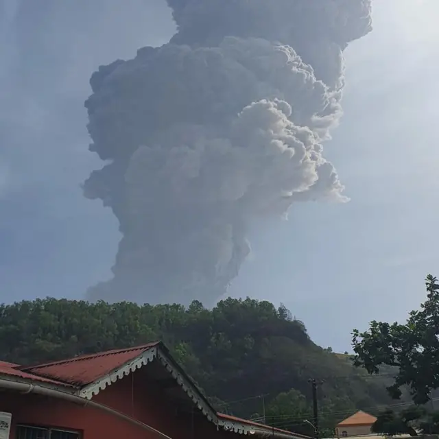 خانه‌های اطراف این کوه دستور تخلیه دریافت کرده‌اند