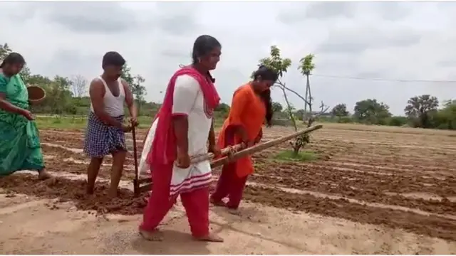 కాడె లాగుతున్న అక్కా చెల్లెళ్లు