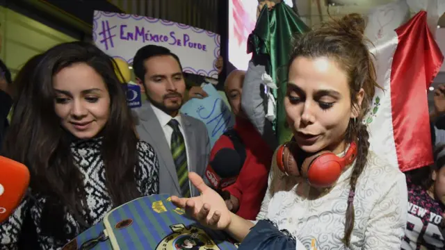 Samah Abdullhamid (der.), la primera refugiada de Siria en llegar al país en febrero de 2017