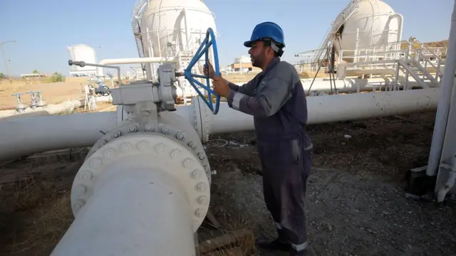 Petrol üretim sahasında çalışan bir işçi