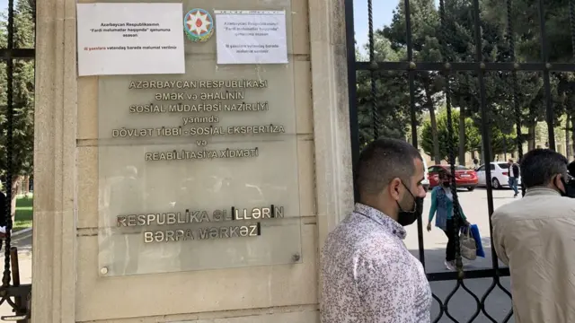 Bakıdakı Respublika Əlillərin Bərpa Mərkəzinin qarşısı