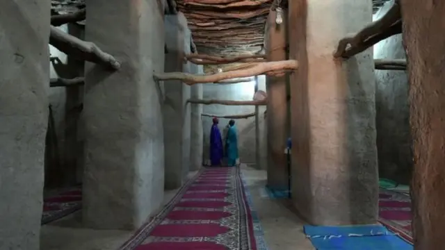 Waumini Wakisali nadni ya Msikiti wa Kong