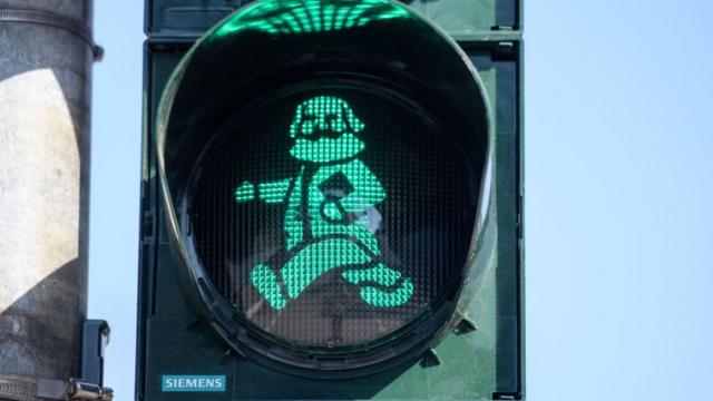Luz verde de un semáforo en forma de Karl Marx.