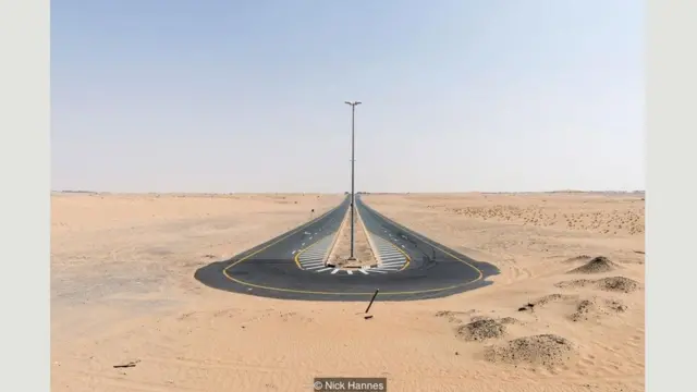 Jalan di tengah gurun di Dubai, 20 September 2016.