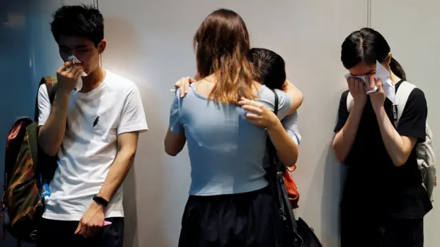 悼念梁凌杰之群众在香港太古广场现场互相拥抱痛哭（17/6/2019）