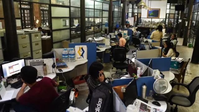 သတင်းထောက်တချို့ အလုပ်ကနေ ခေတ္တရပ်နားခံရတဲ့ မြန်မာတိုင်းမ် သတင်းခန်း