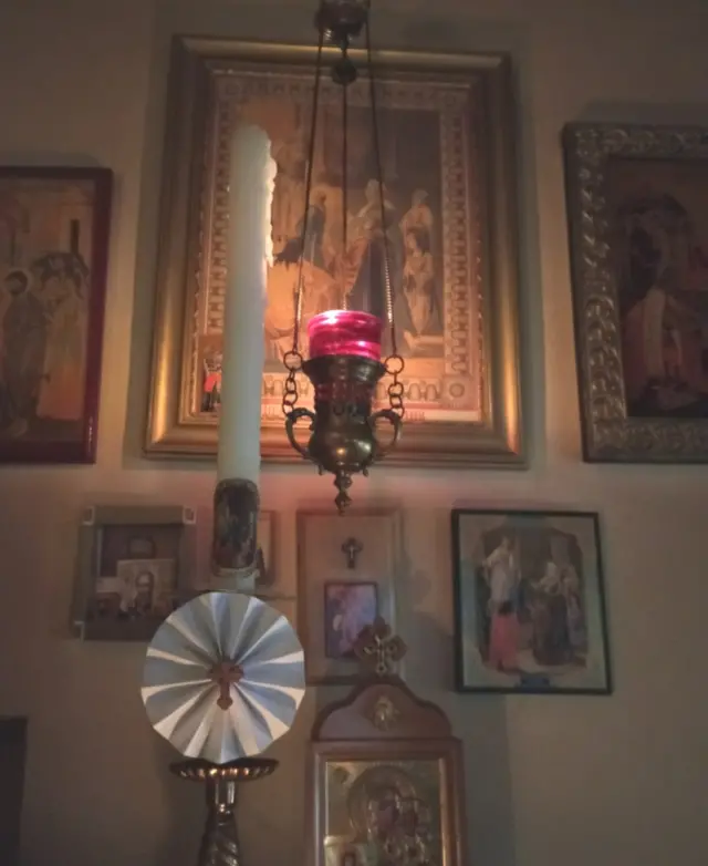 kandilo, sveća i ikona Svetog Nikole