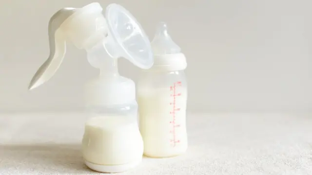 Sacaleche y biberón.