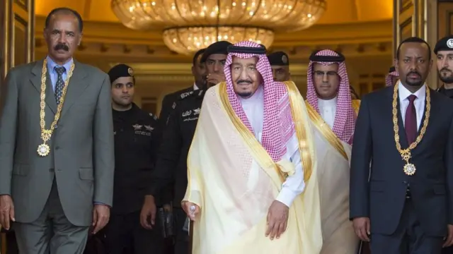 (Daga hagu) Shugaban kasar Eritrea Isaias Afwerki, Sarkin Saudiyya Salman bin Abdulaziz Al Saud, Firai Ministan Ethiopia Abiy Ahmed sun tsaya daukan hoto bayan sun sa hannu yarjejeniuyar zaman lafiya garin Jeddah.