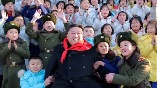 북한 조선중앙통신이 지난 1월 공개한 김정은 위원장의 모습. 김 위원장이 평양에서 어린이들과 기념사진을 찍고 있다. (자료사진)