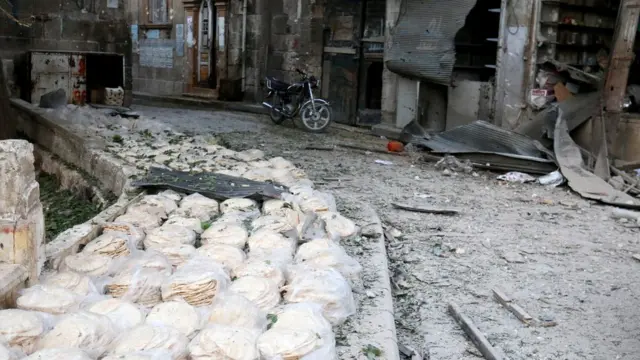 Bombardıman sonrası Halep'de bir fırın önü
