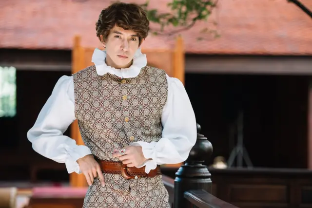 ชุดแต่งกายของ คอนสแตนติน ฟอลคอน ซึ่งรับบทโดย หลุยส์ สก๊อต ในละครเรื่องนี้ถูกมองว่ามีการออกแบบตัดเย็บรวมทั้งทรงผมคล้าย ๆ สมัยวิคตอเรียตอนต้น