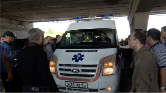 Протестующие давали проезд только машинам экстренных служб