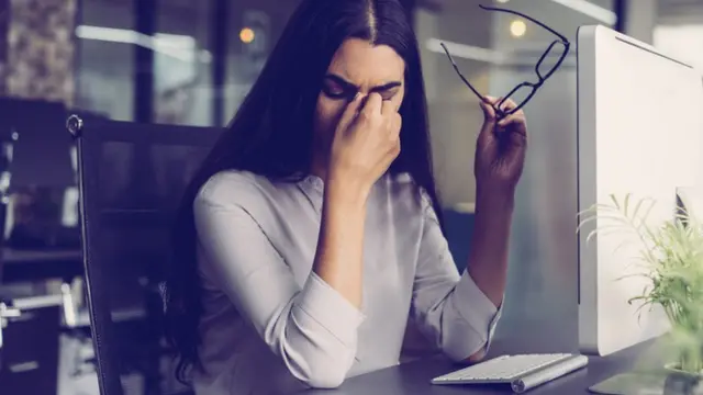 ਪ੍ਰੇਸ਼ਾਨ ਬੈਠੀ ਔਰਤ