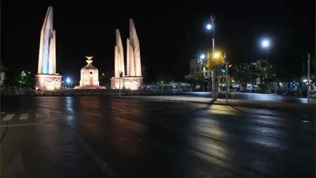 อนุสาวรีย์ประชาธิปไตยตั้งตระหง่านอยู่บน ถ.ราชดำเนิน ในช่วงเคอร์ฟิว