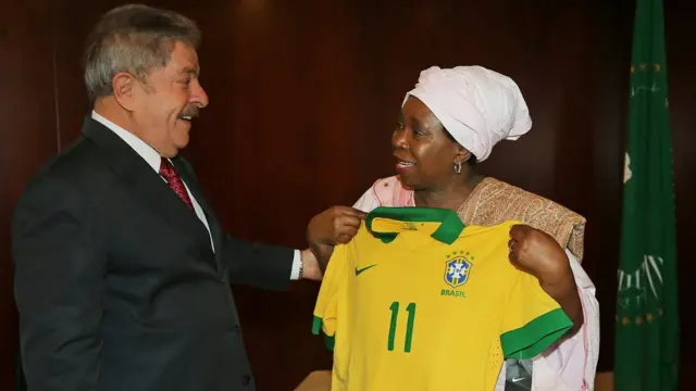 Lula entrega camisa da seleção brasileira para Dlamini-Zuma, presidente da União Africana,4motion o que é2013