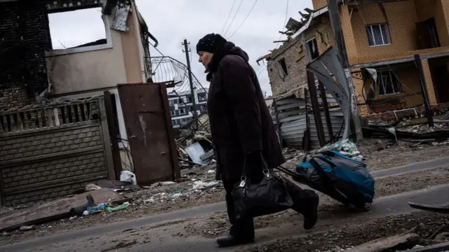 Mujer huyendo de Irpin