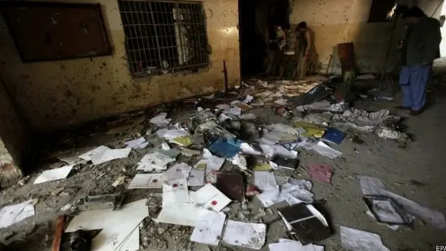 पेशावर के आर्मी पब्लिक स्कूल में हमले के बाद का मंज़र