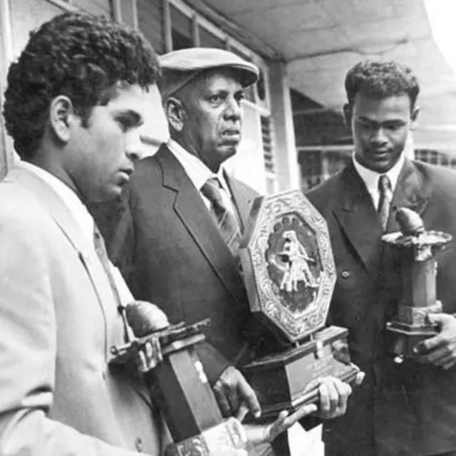 'அச்ரேக்கர் சார்! என் பேட்டிங் பற்றி இன்றாவது ஒரு வார்த்தை சொல்ல மாட்டீங்களா!