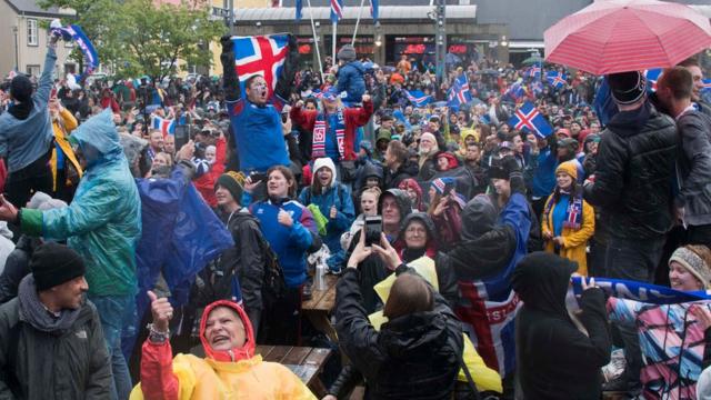 Исландские болельщики в Рейкьявике празднуют ничью в игре с Аргентиной