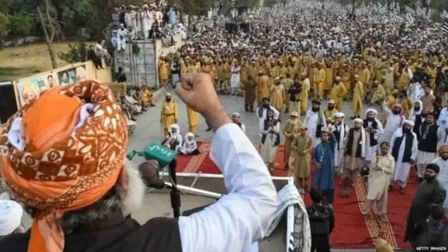 'इमरान ख़ान जादू-टोने से सरकार चला रहे हैं' - उर्दू प्रेस रिव्यू
