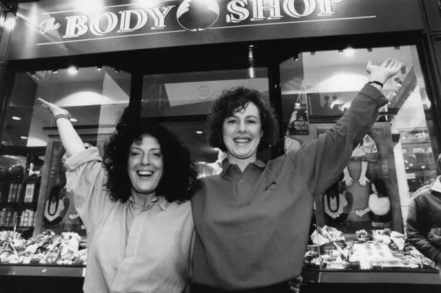 અનિતા રૉડિક (ડાબી બાજુ) તેમના મિત્ર સાથે.