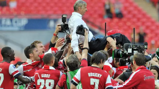 Awọn agbabọọlu Arsenal gbe Wenger soke lẹyin ti wọn gba ife ẹyẹ kan