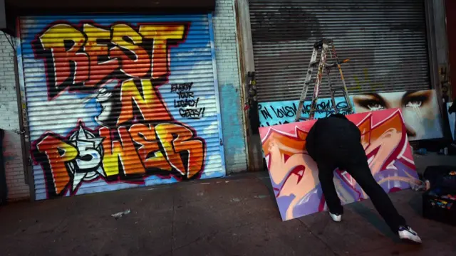 Edificio con grafitis