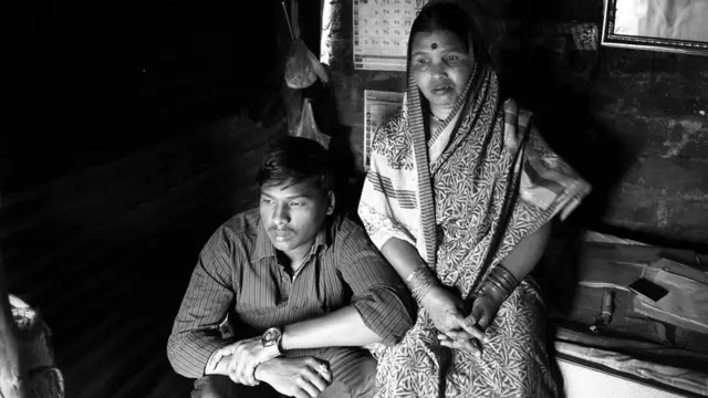 சரவன் உடகே (மணிகின் சகோதரர்) மற்றும் அவரது தாயார்