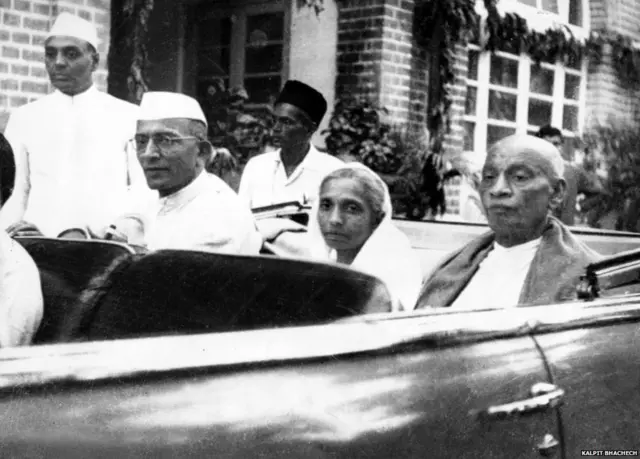 1950 च्या भेटीदरम्यान अहमदाबाद शहरात उघड्या कारमधून जाताना सरदार पटेल. कारमध्ये मोरारजी देसाई हेसुद्धा दिसत आहे.