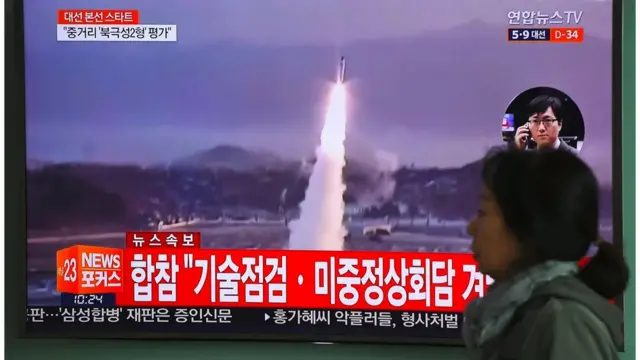 Телевизионный экран с кадром северокорейского ракетного пуска на железнодорожном вокзале в Сеуле (5 апреля 2017 года)