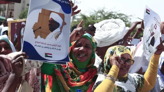 Omar al-Bashir yahiritswe n'imyigaragambyo muri Sudan, kuwa gatandatu i Khartoum imbere y'urukiko aburaniramo aba ni abagore bari mu myiyerekano bamushyigikiye