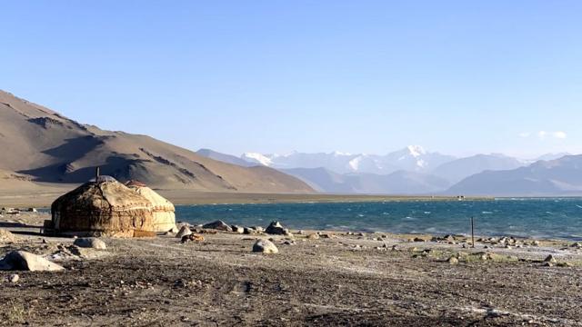 Юрт у озера Каракуль, Таджикистан