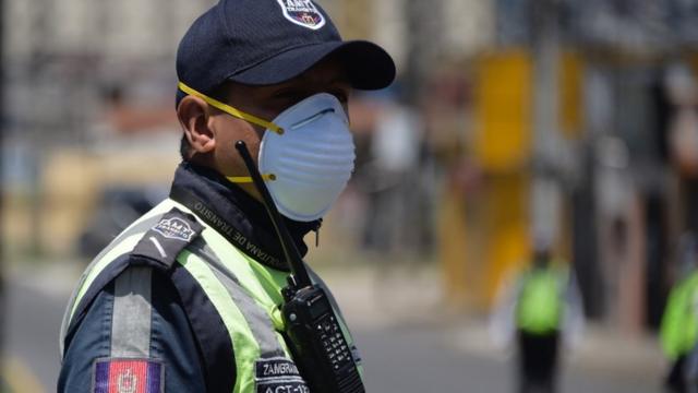 La police avec un masque facial en Équateur