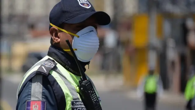 Policial usando máscara