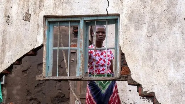한 여성이 26일 말라위 남부 치콰와 구의 칸제자 마을에서 열대성 폭풍 '아나'로 파괴된 자신의 집을 바라보고 있다
