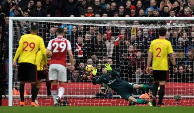 Petr Cech mu bọọlu gbelẹ-ko-gba-sile (Penalty) ti Watford gba