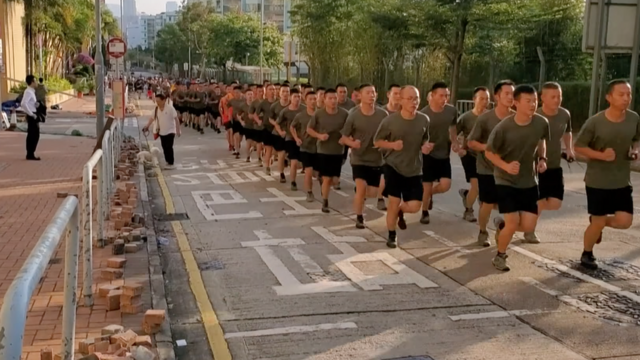 2019年11月16日，解放军驻港部队近百名官兵在九龙塘军营附近清理香港示威者设置的路障。