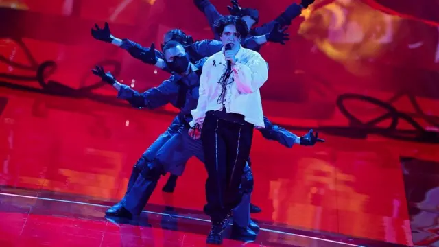 Лук Блек се током наступа бори са чудовиштем као у видео игрицама